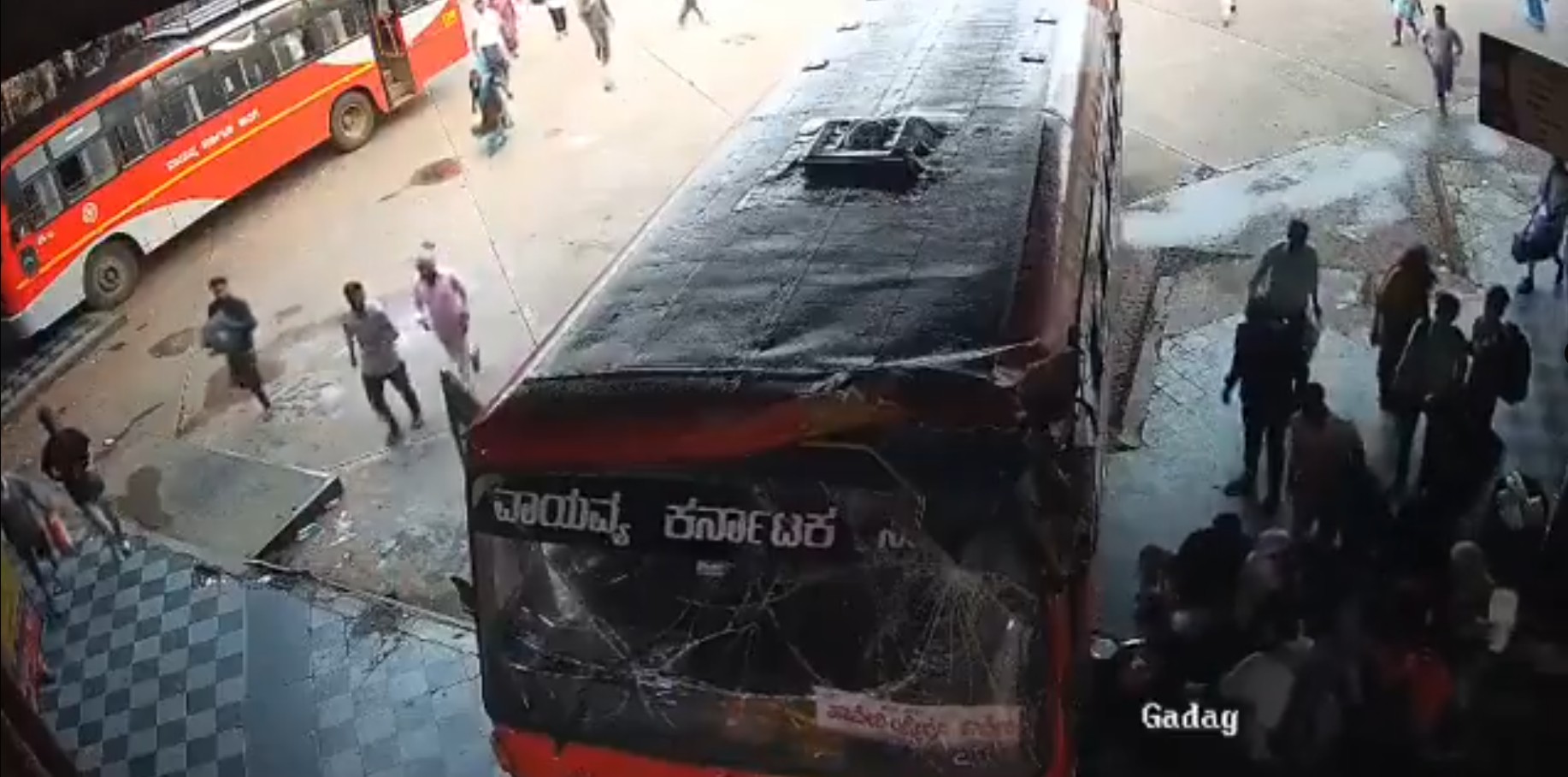 Ônibus invade terminal rodoviário na Índia e atropela passageiros; criança de 2 anos morre e 4 pessoas ficam feridas